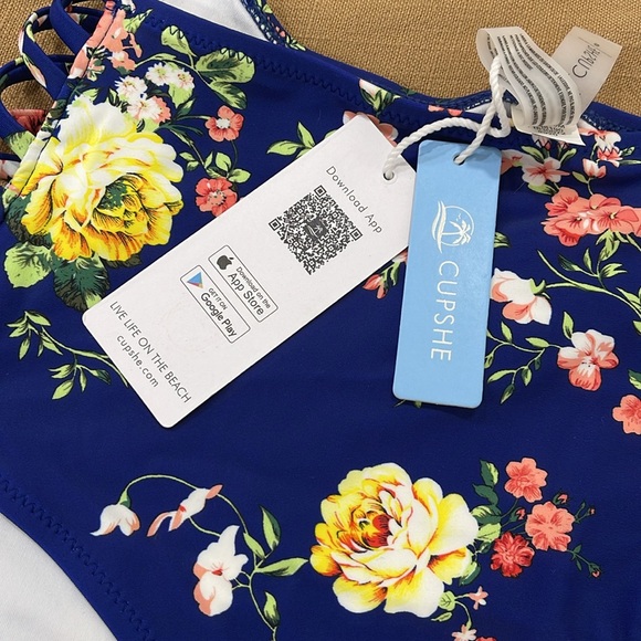 Cupshe swimsuit - Picture 2 of 3